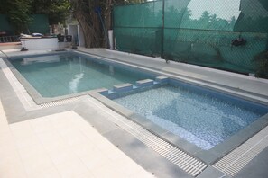 Außenpool, geöffnet von 07:00 Uhr bis 23:00 Uhr, Liegestühle