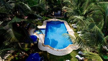 Outdoor pool, pool loungers