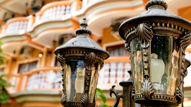 Un immeuble doté de balcons et de lampadaires décoratifs.