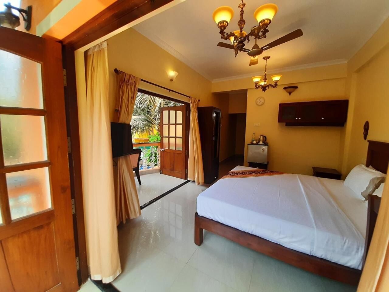 In-room safe, desk, soundproofing, rollaway beds