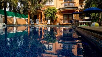 Outdoor pool, pool loungers