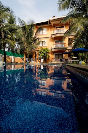 Outdoor pool, pool loungers - Resort Palmeiras Dourado (Cansaulim)