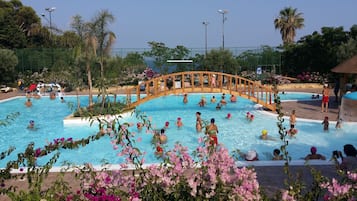 Una piscina al aire libre de temporada, una piscina infinita, sombrillas