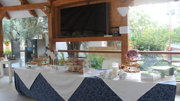 Päivittäinen paikallinen aamiainen (10 EUR per henkilö)