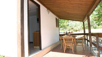 Classic-bungalow, 2 makuuhuonetta, näköala puutarhaan, uima-altaan luona | Terassi/patio