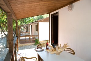 经典平房, 2 间卧室, 花园景观, 池畔 | 露台