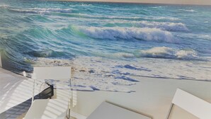Une scène de plage avec des vagues et un ciel dégagé.