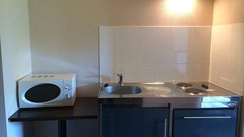 Studio | Private kitchenette | Fridge, microwave, coffee/tea maker
