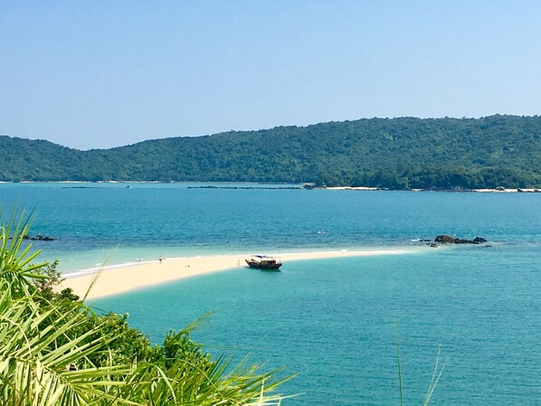 Pantai di sekitar dan pasir putih