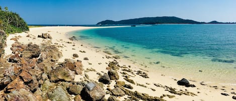 Una spiaggia nelle vicinanze, sabbia bianca, cabine (a pagamento)