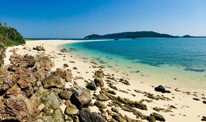 Beach nearby, white sand, beach cabanas, beach towels - Coto Eco Lodge (Co To)
