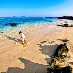 Una spiaggia nelle vicinanze, sabbia bianca, cabine (a pagamento)