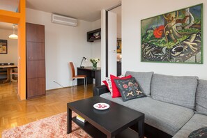 Economy Loft, 1 Bedroom, Kitchen, City View | Living area