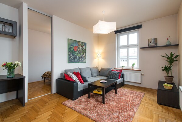 Economy Loft, 1 Bedroom, Kitchen, City View | Living room