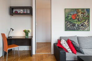 Economy Loft, 1 Bedroom, Kitchen, City View | Living area