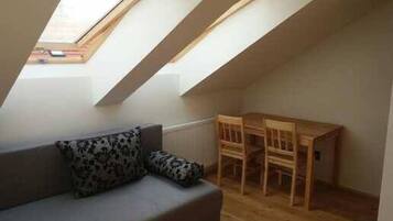 Phòng 4, khu vực sân vườn | Khu phòng khách | TV màn hình phẳng