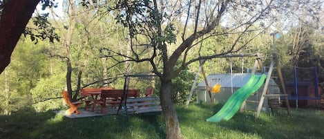 Zona de juegos infantil al aire libre