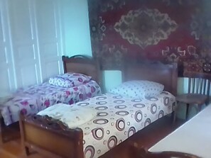 Habitació amb dos llits individuals, bany compartit | Bressols gratuïts, wifi gratuïta i roba de llit 