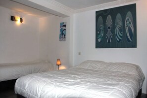 Triple Room (Chrome) | Free WiFi