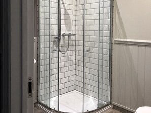 Classic Double Room, Ensuite | Bathroom - The Cornubia Inn (Hayle)
