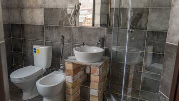 Een douche, gratis toiletartikelen, een haardroger, handdoeken