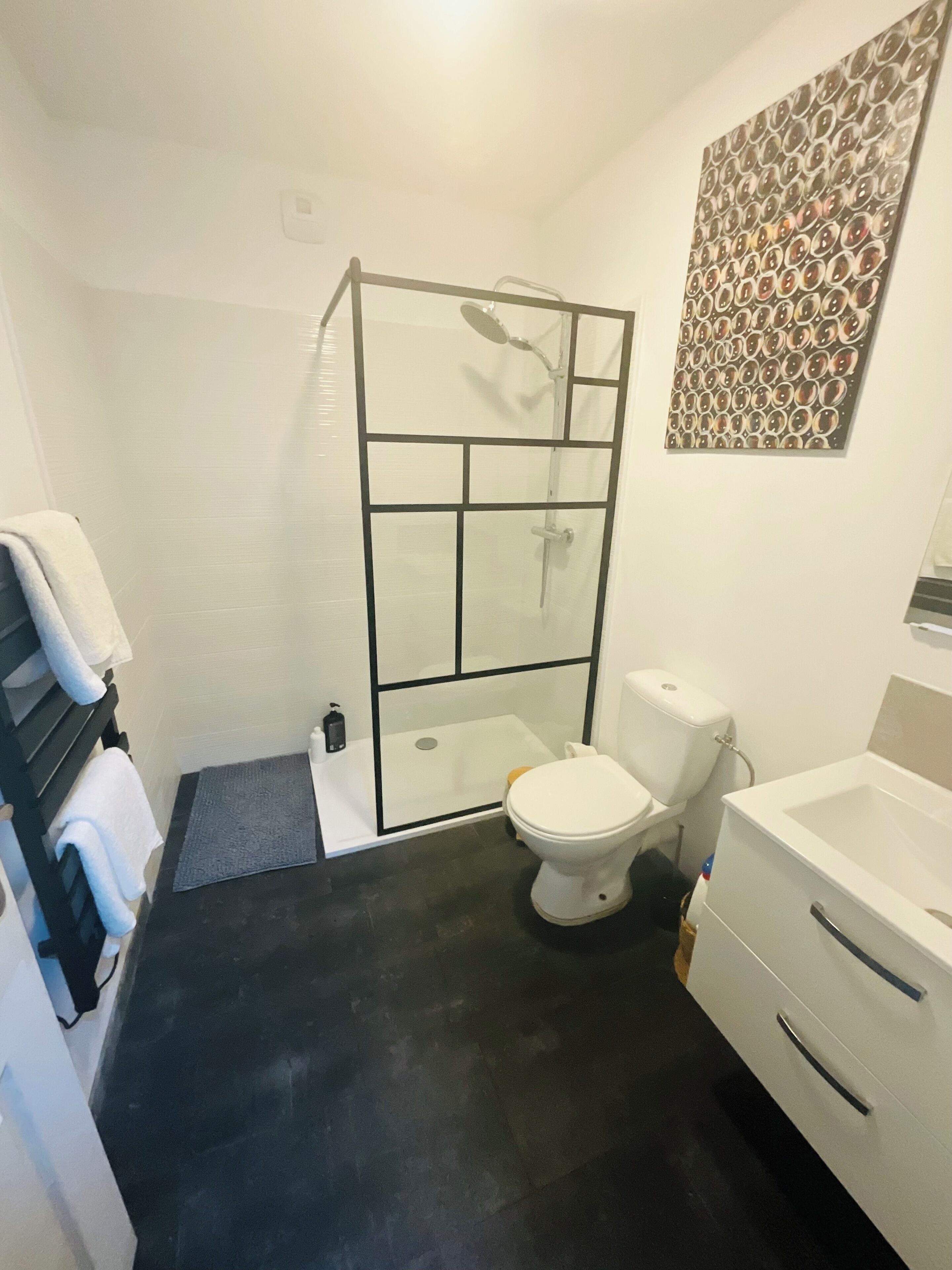 Apartamento City, 1 habitación, no fumadores, vistas a la ciudad | Baño | Ducha y cabezal de ducha tipo lluvia