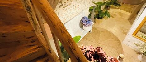 Shower, rainfall showerhead, free toiletries, hair dryer