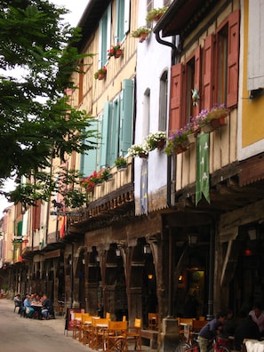 Uma fileira de edifícios europeus tradicionais com varandas decoradas com caixas de flores.