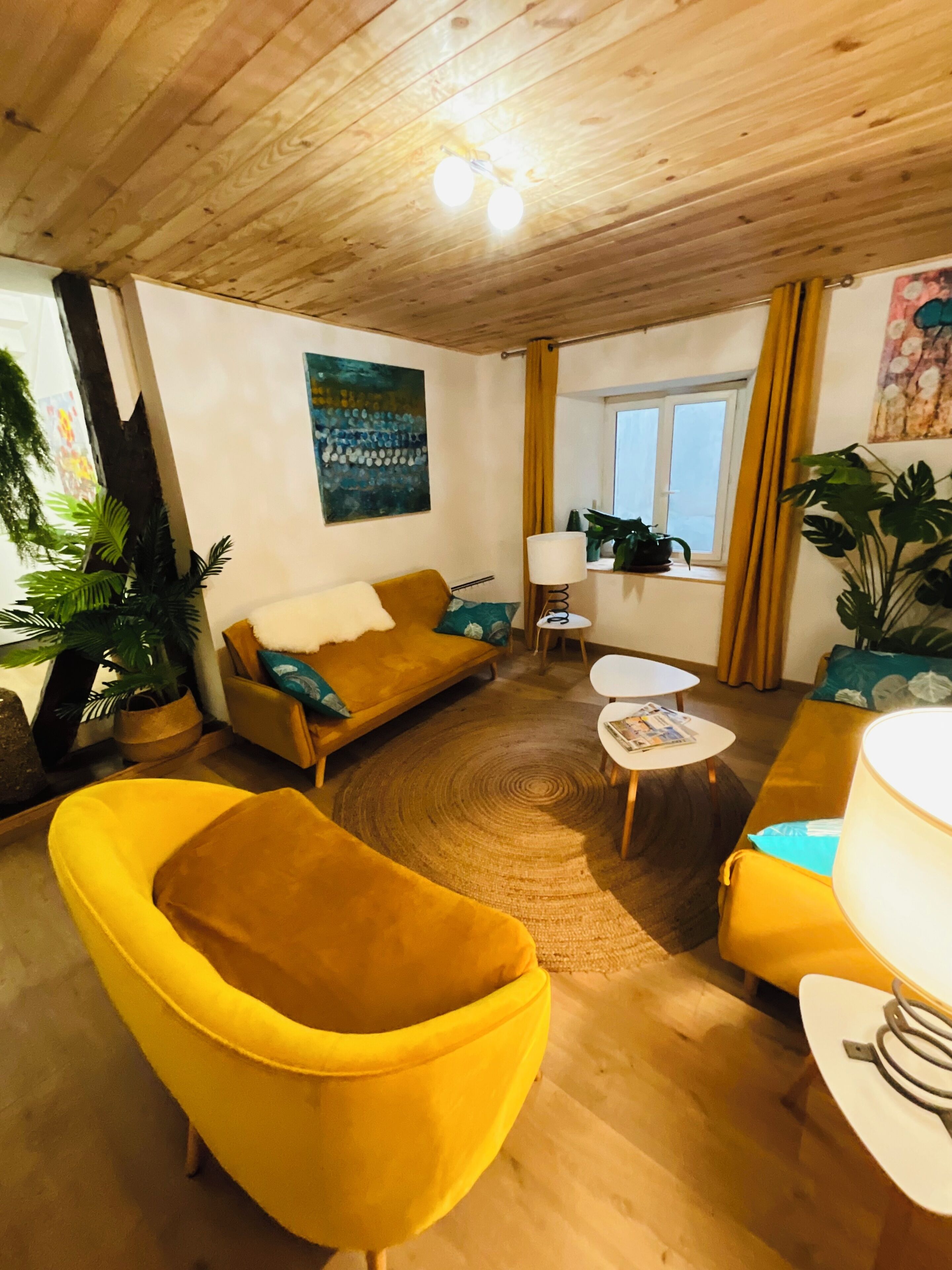 WiFi (無料)、ベッドシーツ