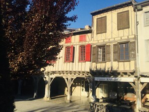 A traditional European building with a restaurant and pizzeria sign. - Labyrinthe (Mirepoix)