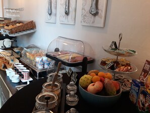 Se ofrece un desayuno bufé todos los días (por un coste adicional)