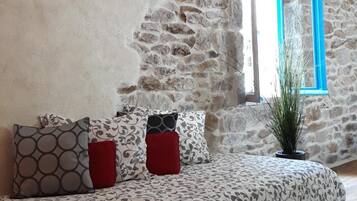 Premium bedding, in-room safe, desk, blackout drapes