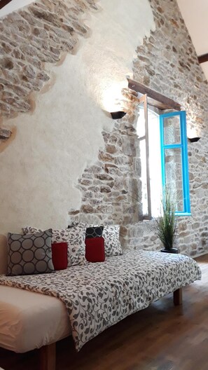 Literie de qualitĂ©, coffre-fort, bureau, rideaux dâobscurcissement