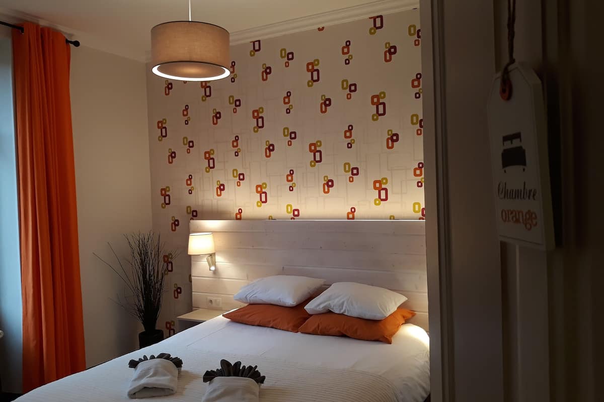 Comfort tweepersoonskamer | Luxe beddengoed, een kluis op de kamer, een bureau