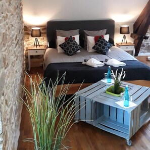 Literie de qualitĂ©, coffre-fort, bureau, rideaux dâobscurcissement