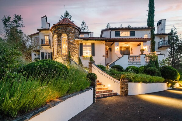 住宿正面 - 傍晚/夜晚