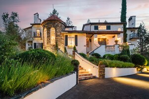 Fachada da propriedade à noite