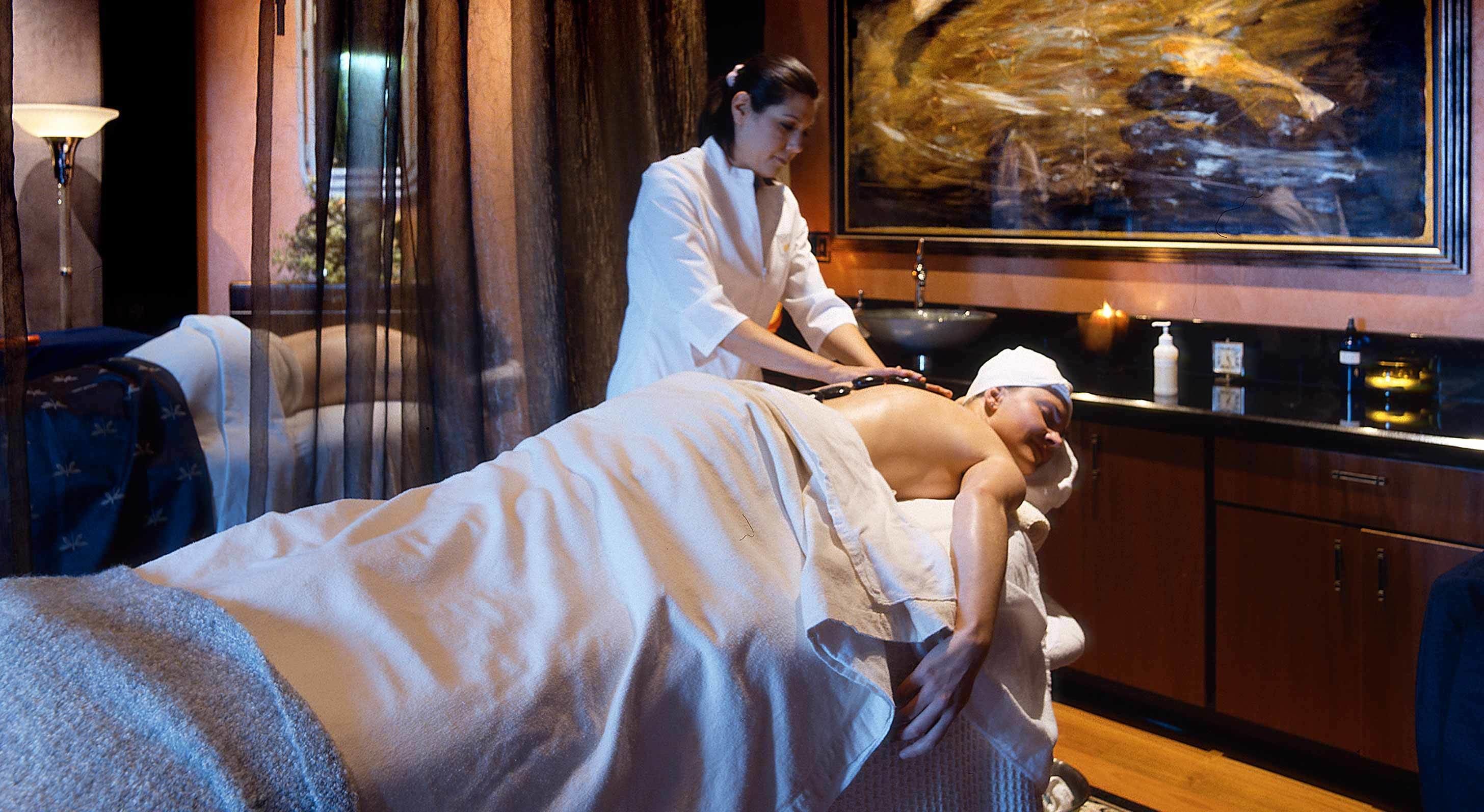 Perawatan tubuh, hidroterapi, aromaterapi, dan pijat dengan batu panas