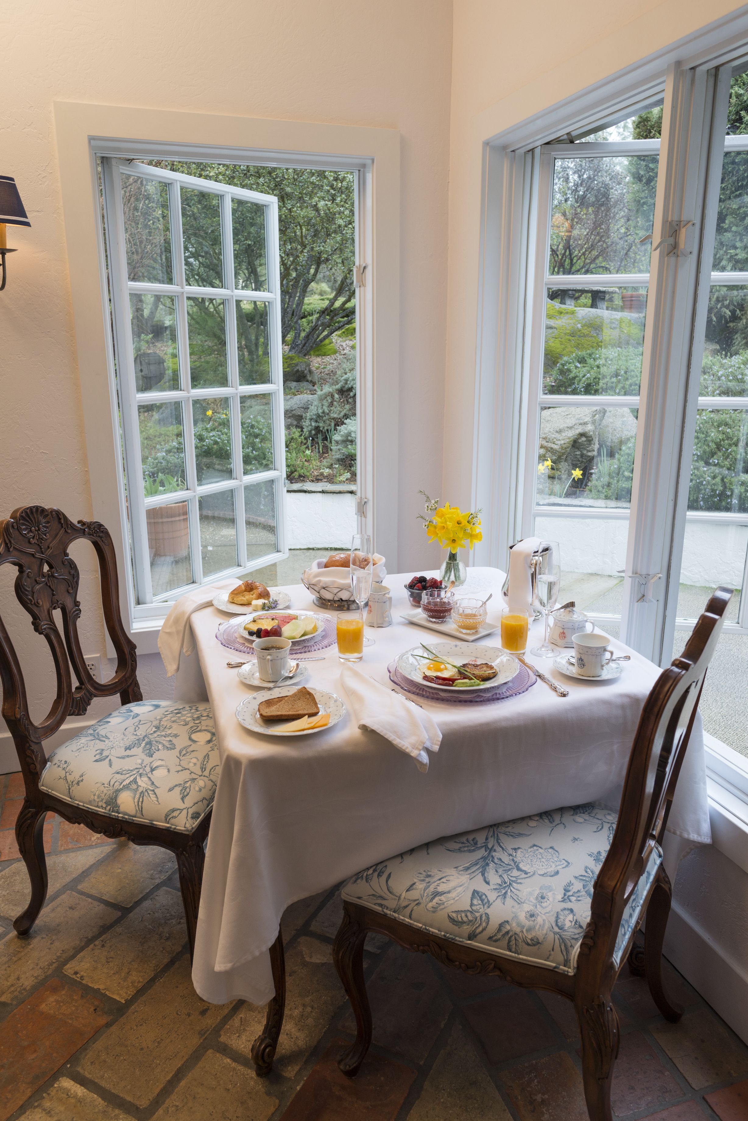 free daily full breakfast