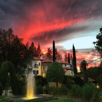 Fachada de la propiedad por la tarde o noche