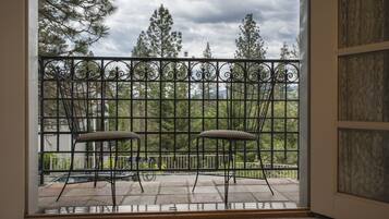 Room, 1 King Bed (The Mint Room) | Balcony