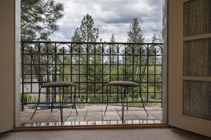 Room, 1 King Bed (The Mint Room) | Balcony - Château du Sureau (Oakhurst)