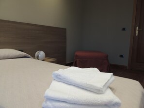 Een gratis minibar, een bureau, babybedden, gratis wifi