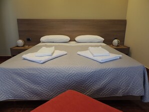 Minibar con artículos gratuitos, escritorio, cunas y wifi gratis 