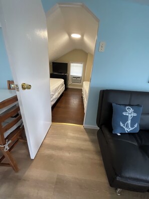 2 habitaciones, escritorio, tabla de planchar con plancha y wifi gratis