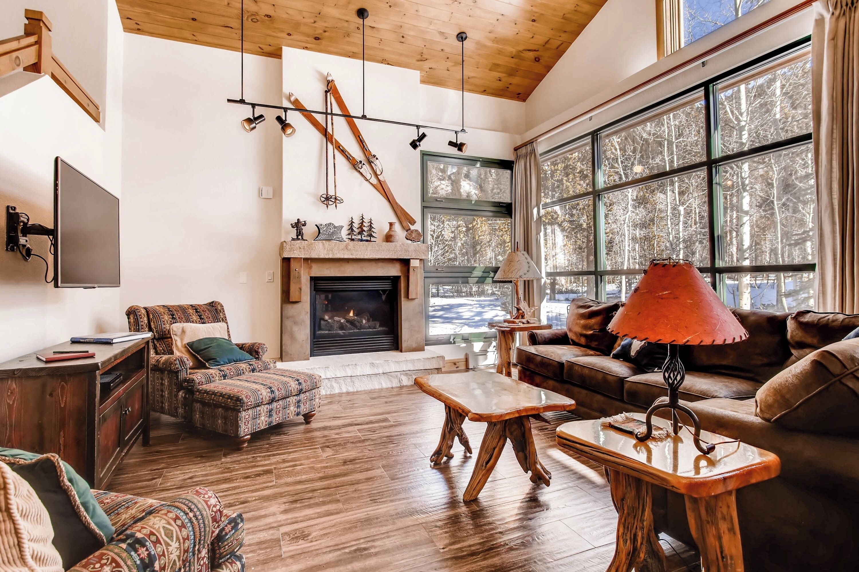 Een televisie, een open haard, een dvd-speler en een stereo