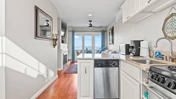 Frigorífic, microones, forn i placa de cuina