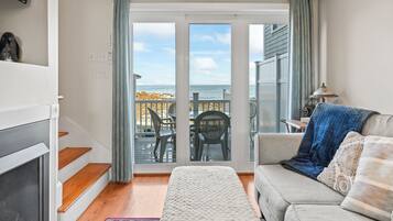 Smart TV, lareira, livros