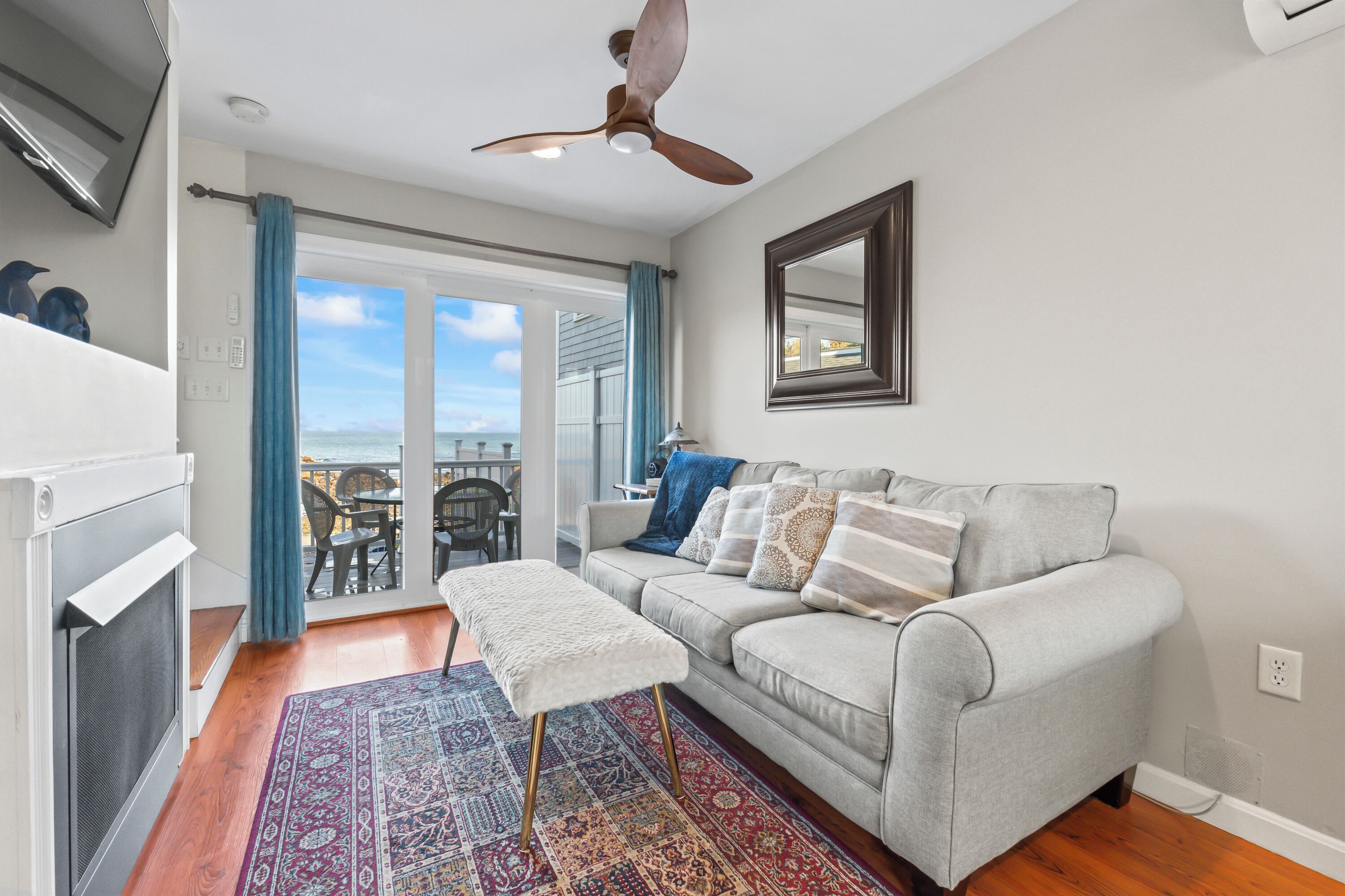 TV connectée, cheminée, livres