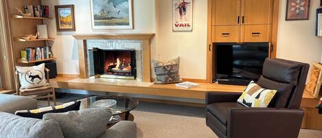 Smart TV, fireplace, books, stereo